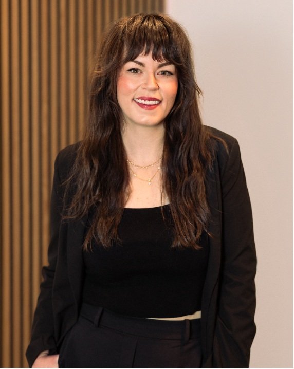 Libby Swain, Denver hairstylist at Deseo Salon & BlowDry specializing in lived-in color, sun-kissed blondes, dimensional brunettes, and precision haircuts.