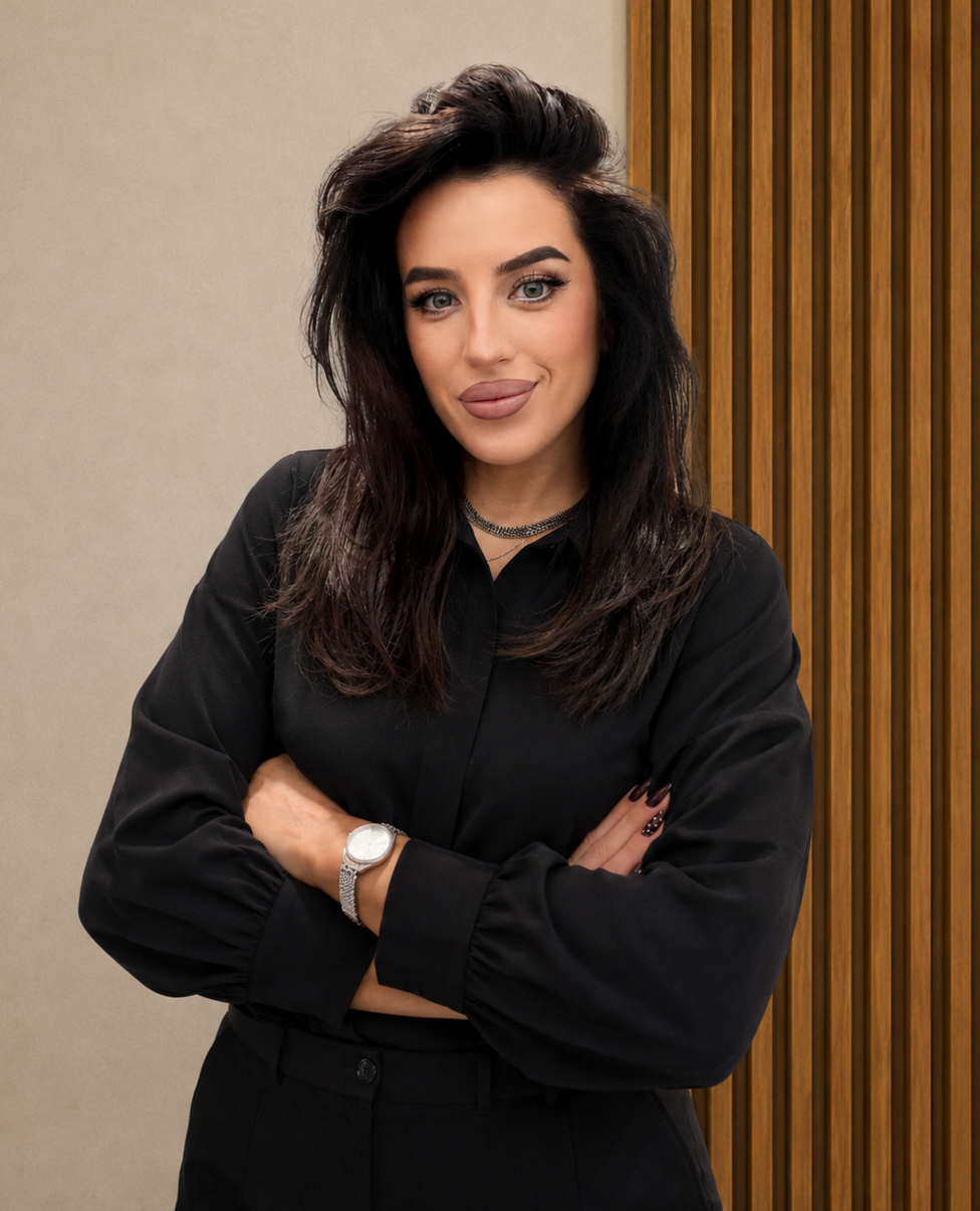 Lana Johnson, hairstylist at Deseo Salon & BlowDry in Denver, specializing in balayage, highlights, custom color, precision haircuts, blowouts, extensions, and special occasion hair